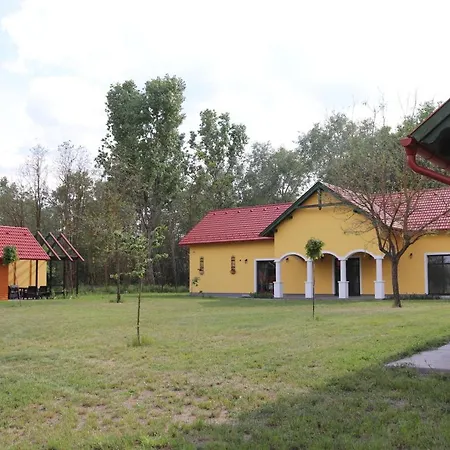 Ferienwohnung Zoeld Tanya Vendeghaz Es Rendezvenykoezpont Kiskunmajsa Exterior foto